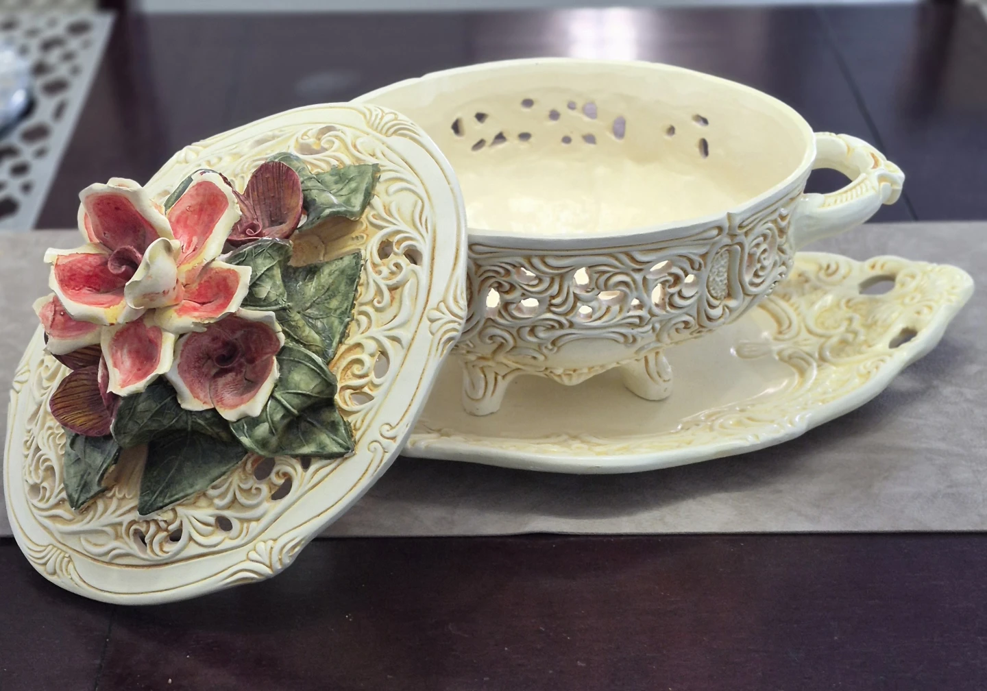 Decorative Cream Ceramic Trinket Box with Floral Lid - photo 2