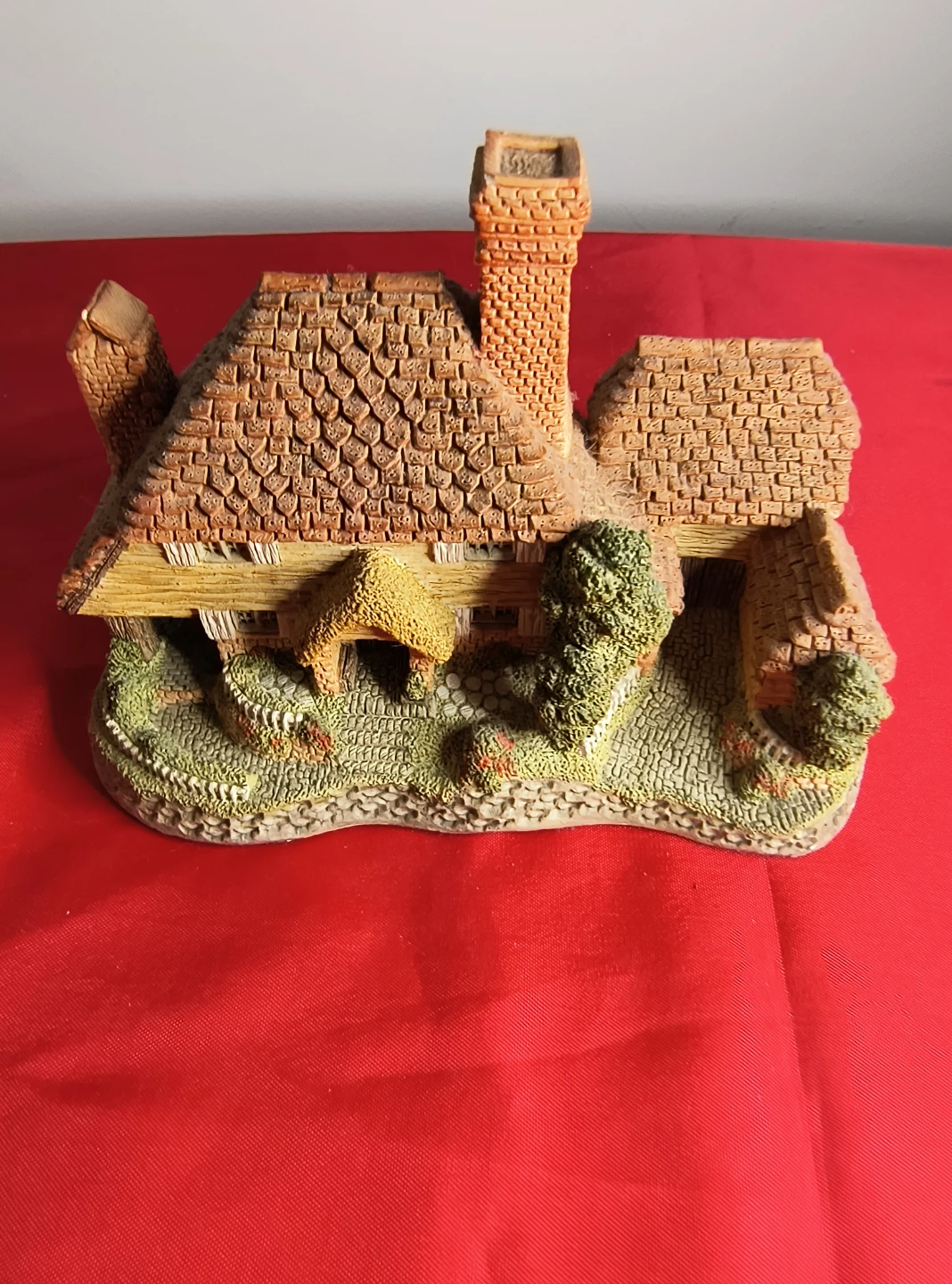 David Winter Kent Cottage Ceramic Figurine - photo 3