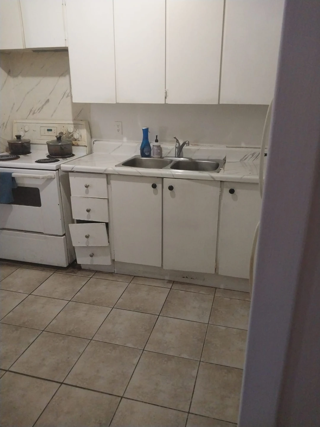 Shared room for rent for 500 cad in 47 thorncliffe park drive - photo 2