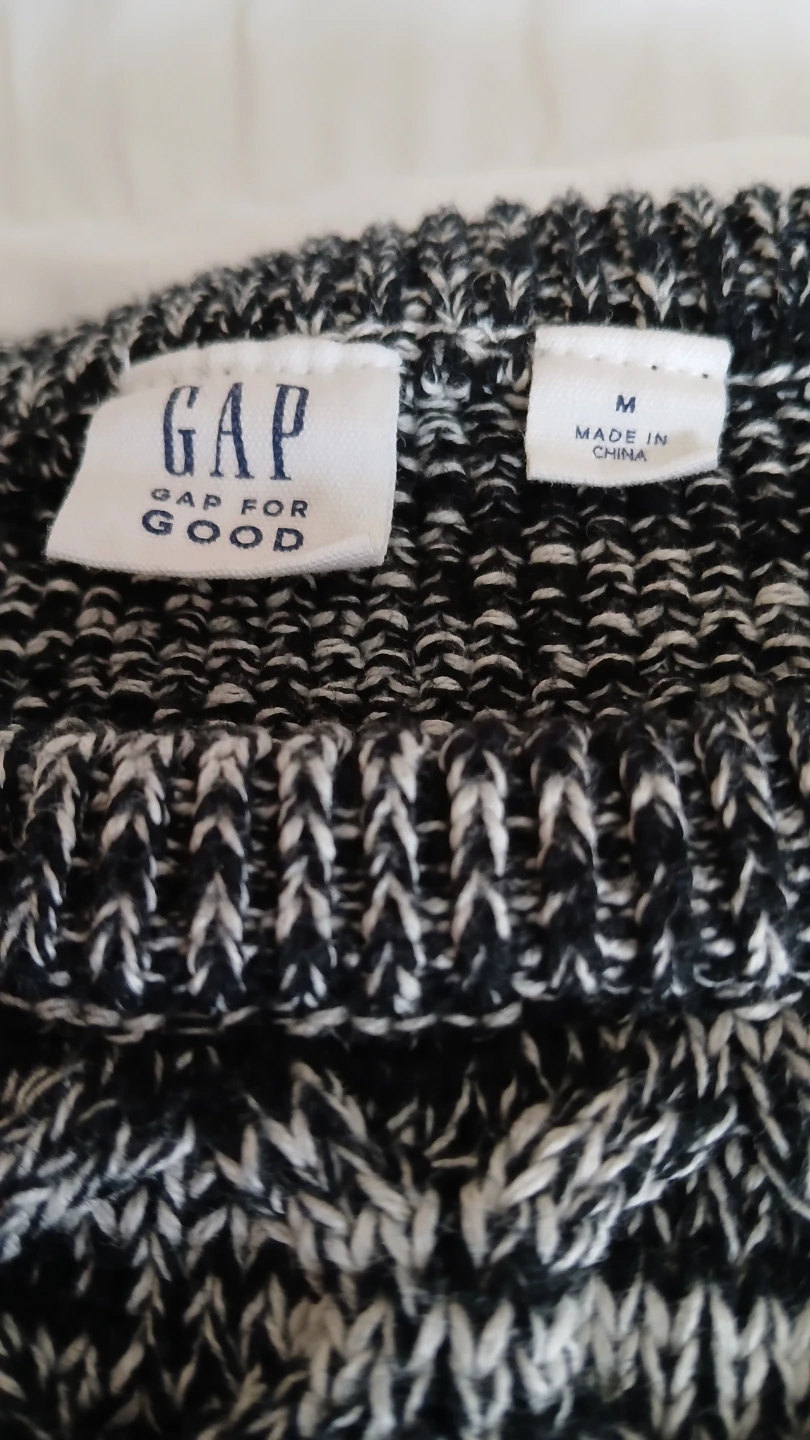 Assorted ladies sweaters for $3.00 each or any two for $5.00 - photo 2