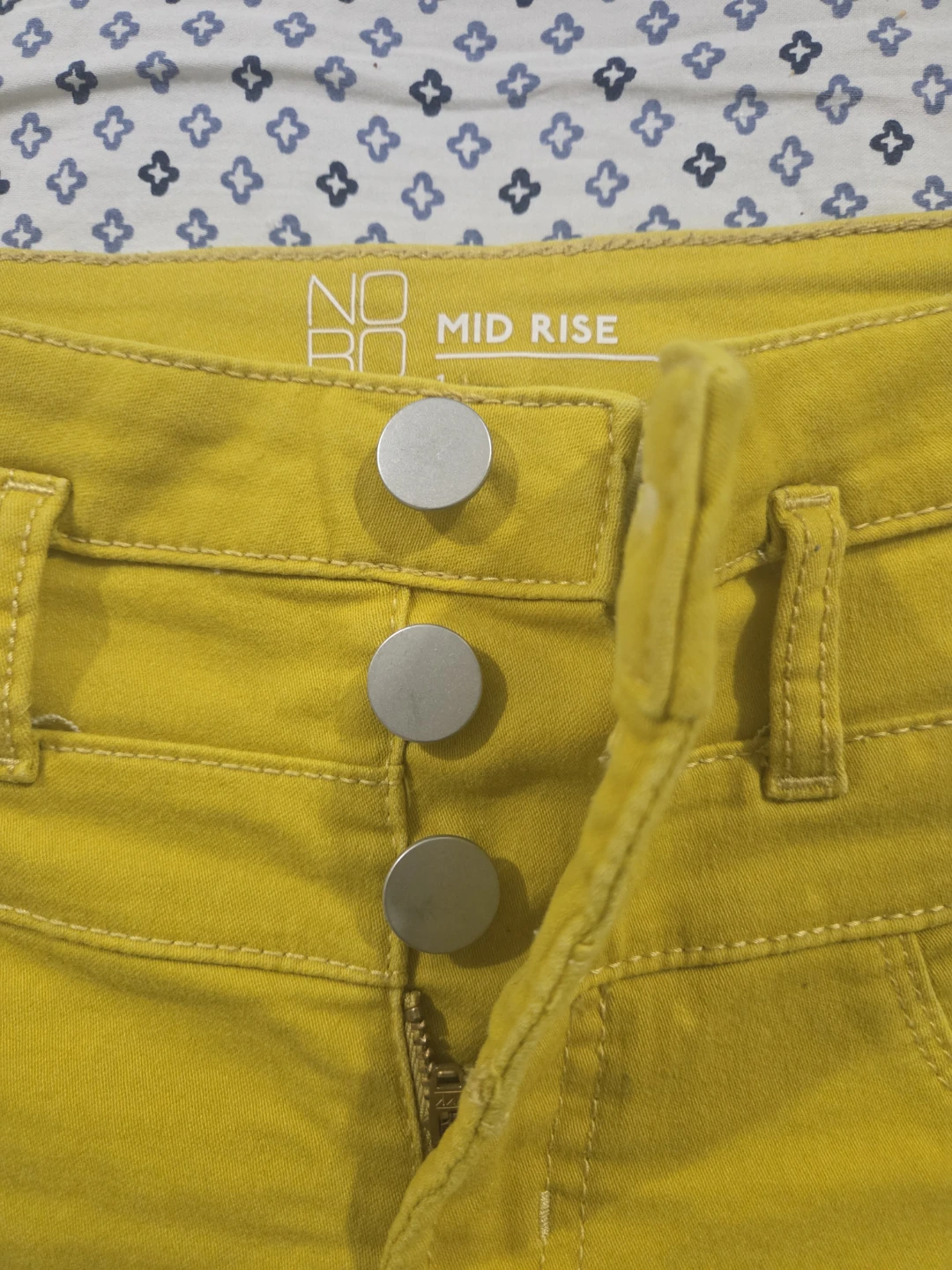 No Boundaries Yellow Mid Rise Shorts Size 1 - photo 2