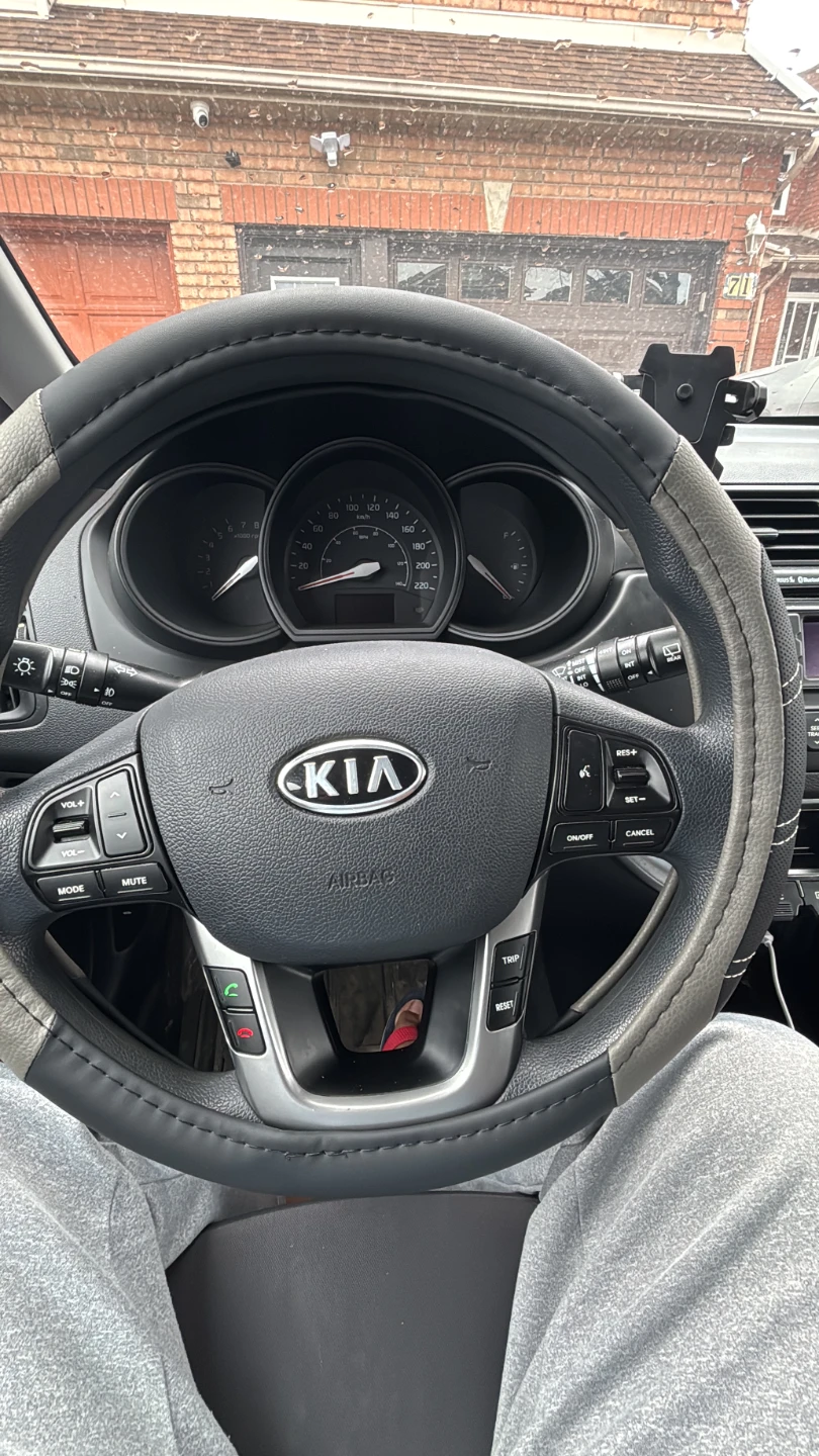 White Kia Rio 5-Door Hatchback - photo 3