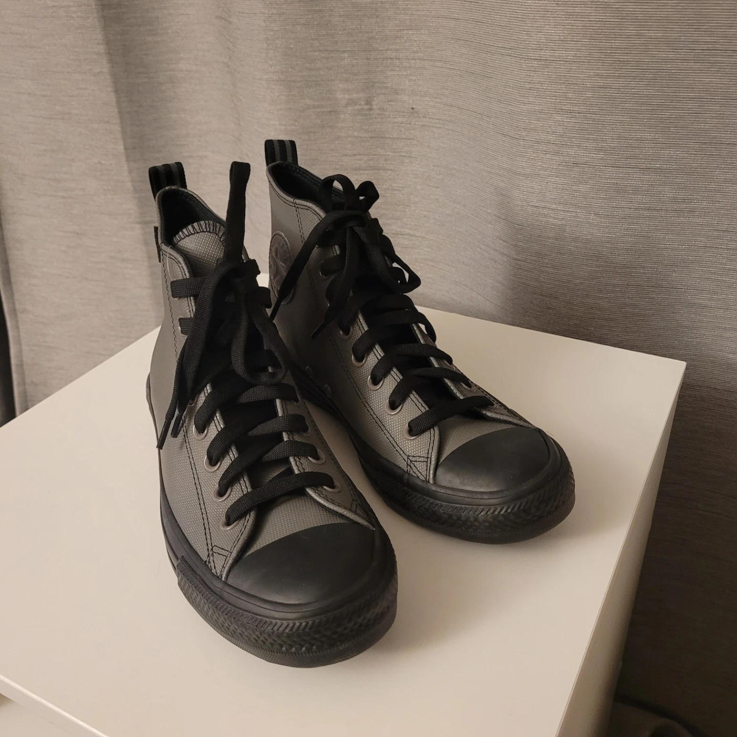 Converse High Top Shoes - 7.5