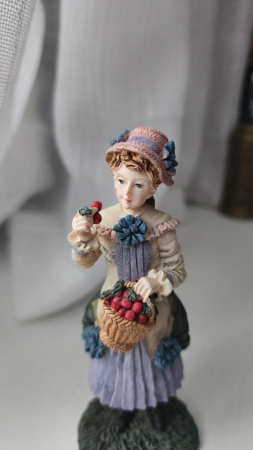 Victorian Sweethearts Bridget & Berries Figurine - photo 2