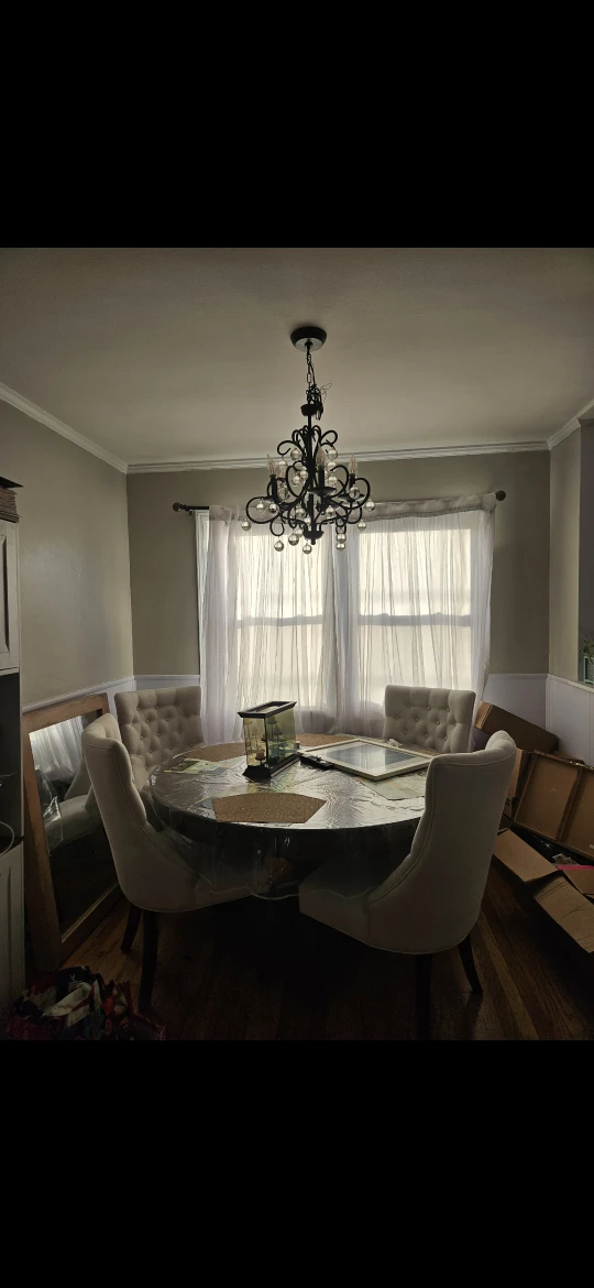 Dining room table round with 4 chairs