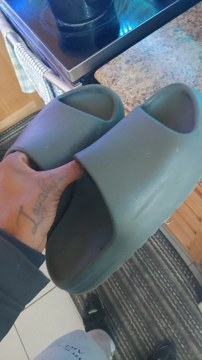 Size 10 yeezy slides