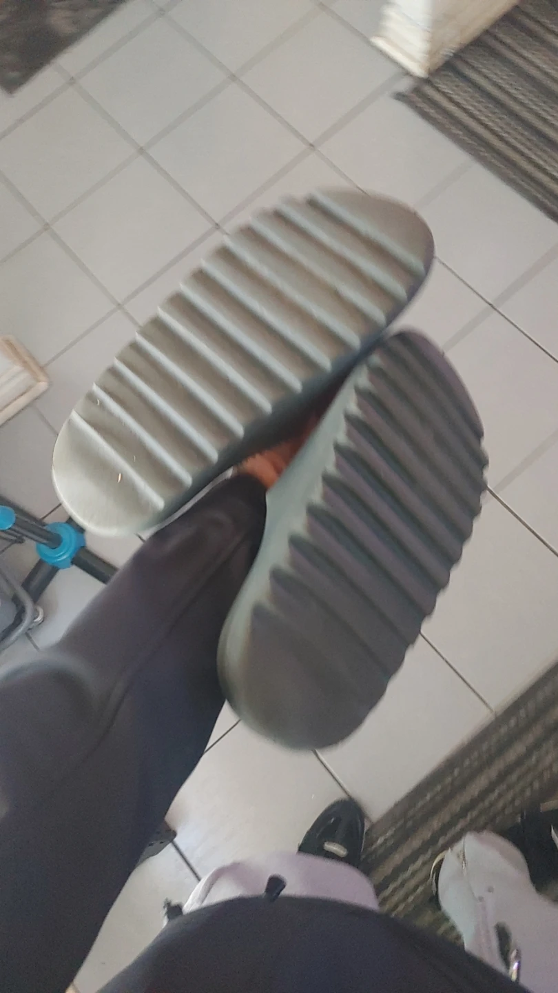 Size 10 yeezy slides - photo 2