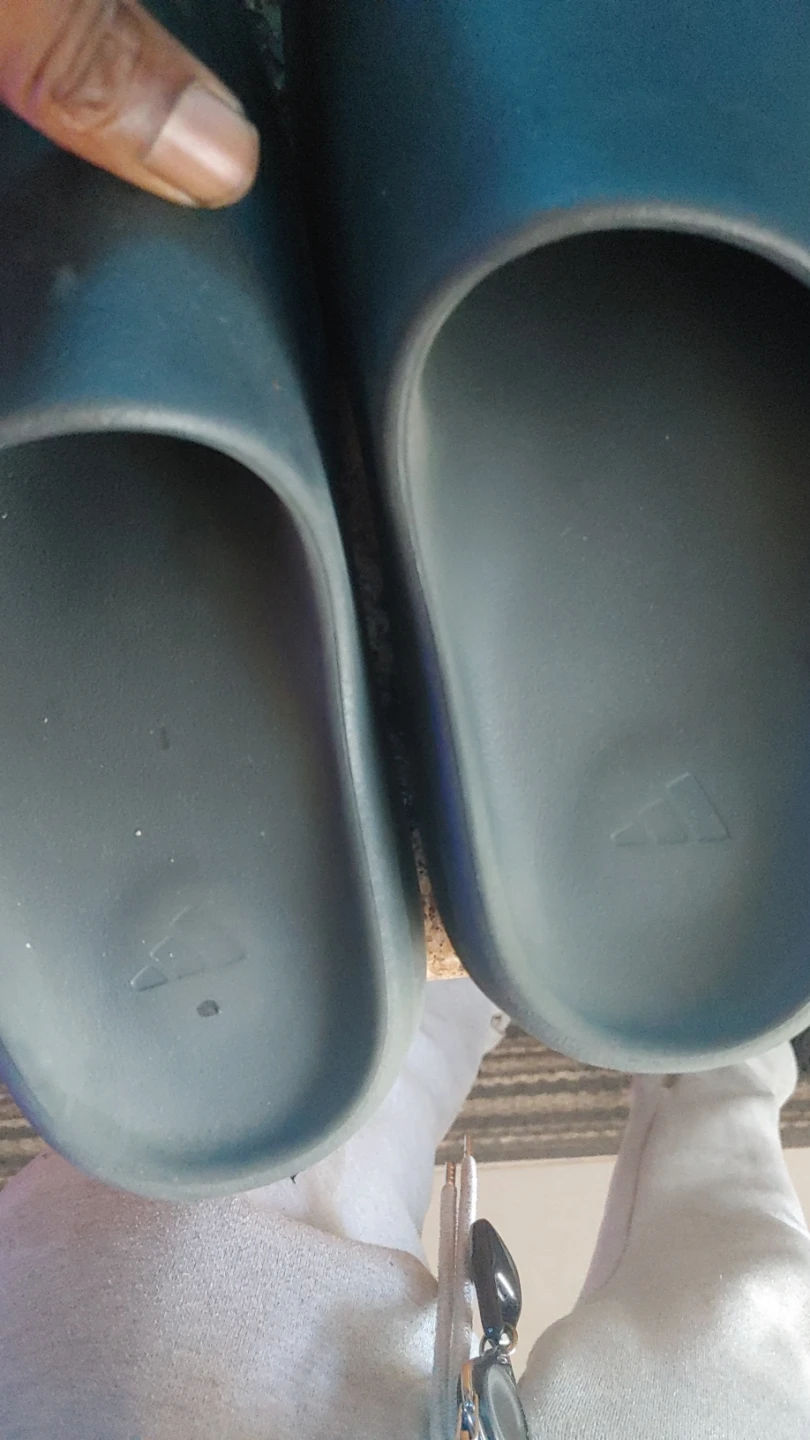 Size 10 yeezy slides - photo 3