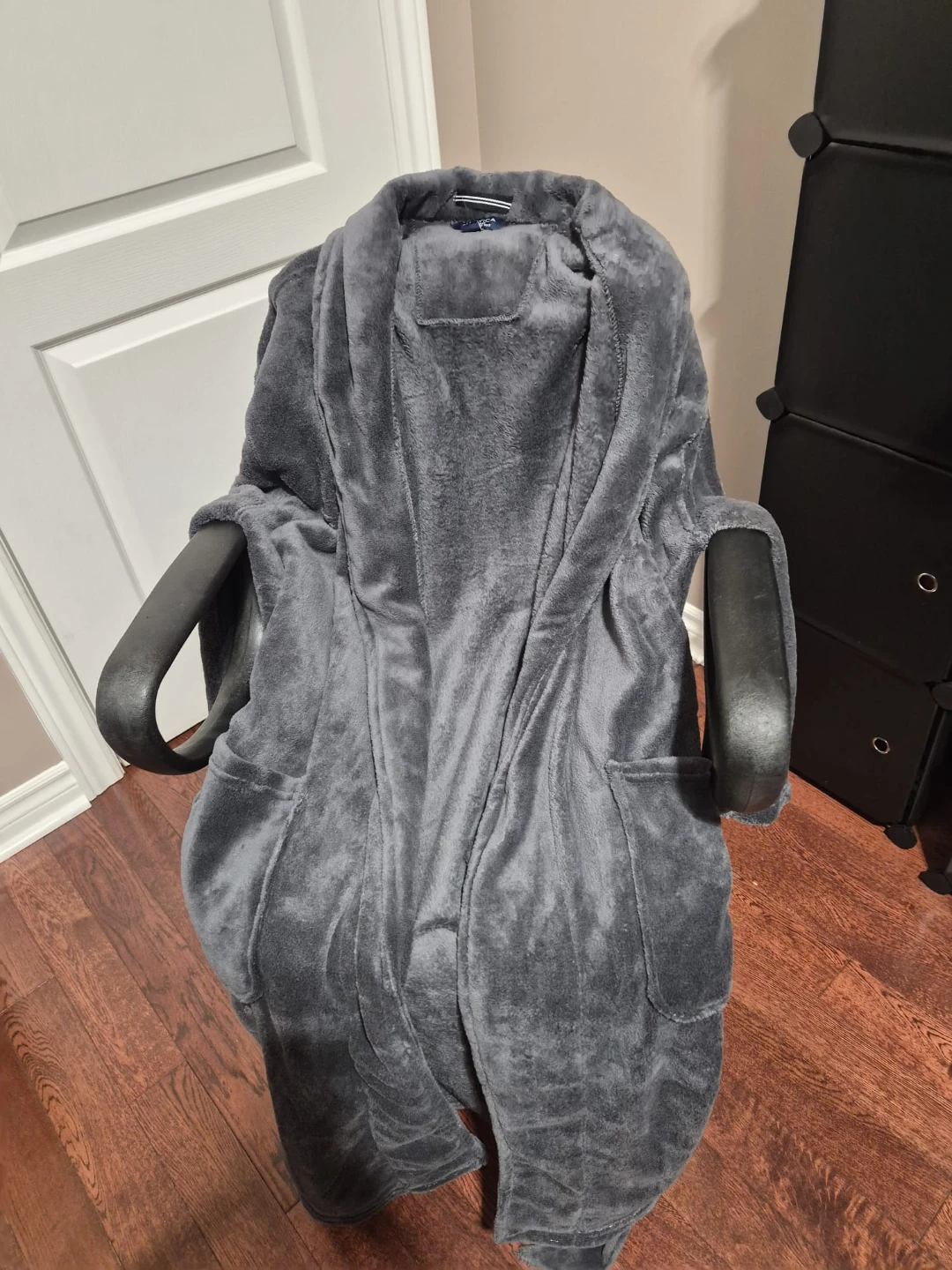 New (no tag)- Grey Nautica sleepwear men plush robe -  size os
