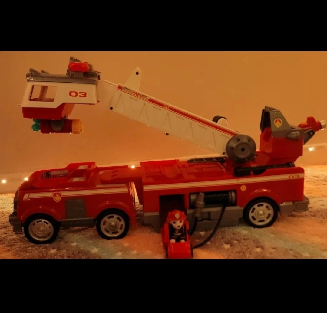 Paw Patrol Ultimate Rescue Fire Truck with Extendable Ladder - photo 3