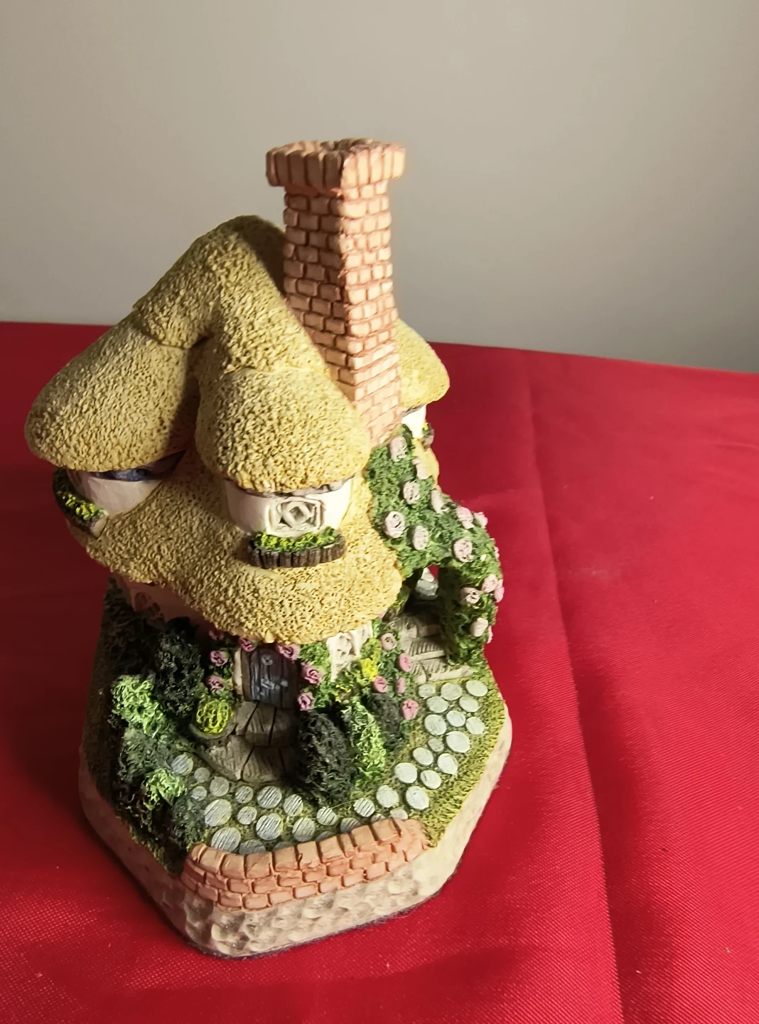 Mother's Cottage Figurine by David Winter - photo 2