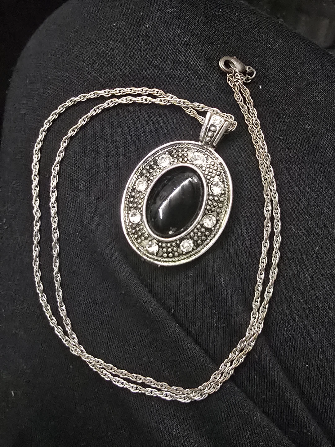Silver Tone Oval Pendant Necklace