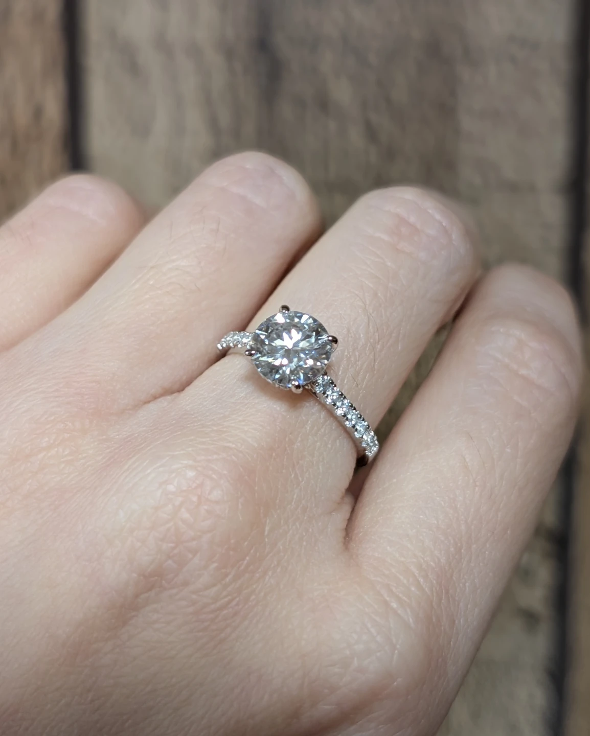 Gorgeous 2ct round brilliant moissanite ring - size 7