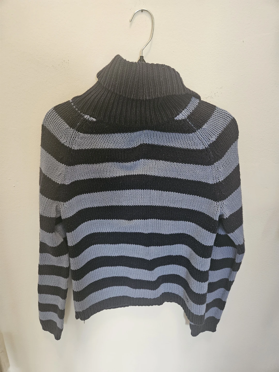 Blue striped sweater 🏆