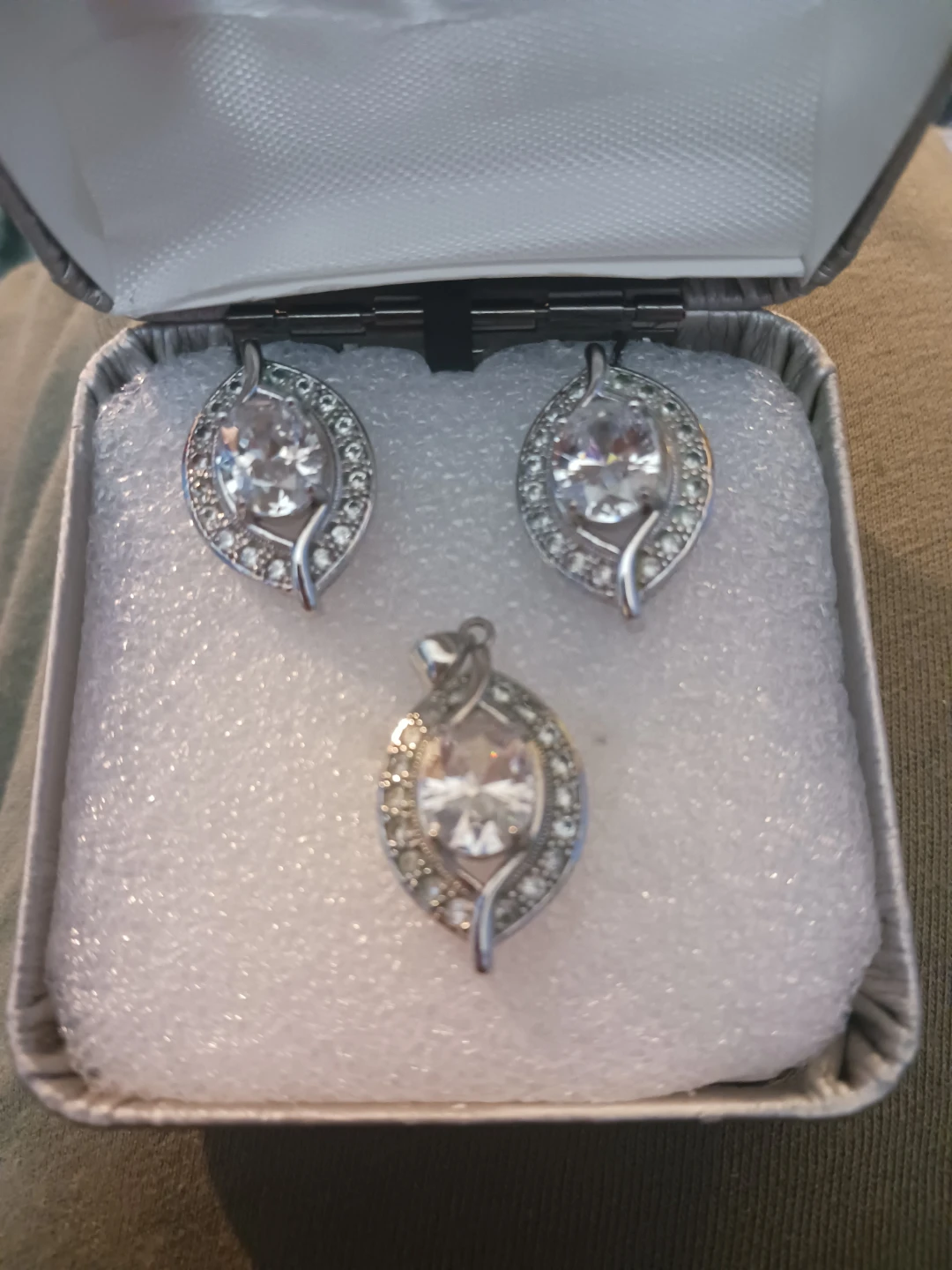Jewellery Set - Earrings and Pendant