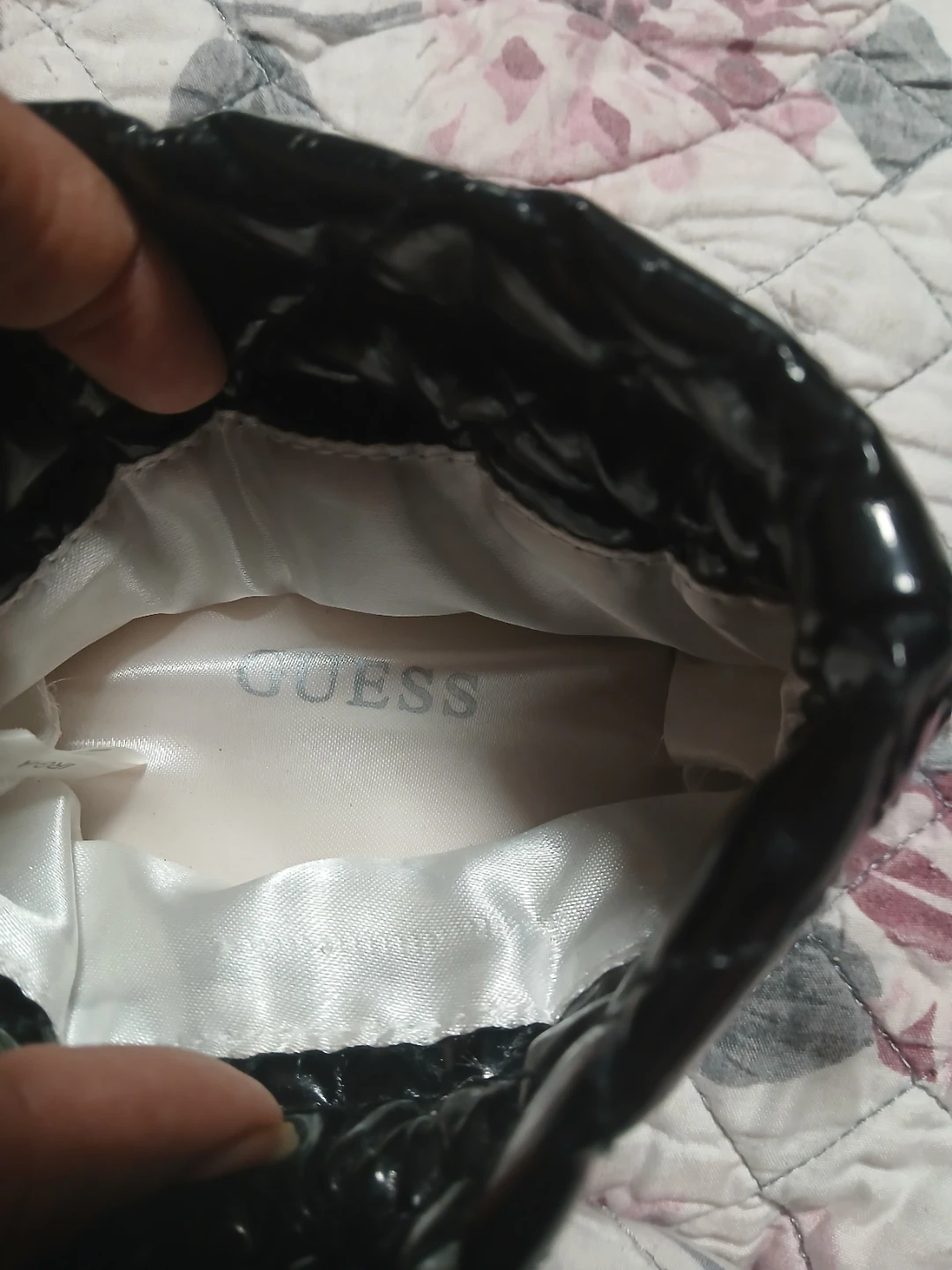 Black Quilted Guess Pouch with Heart Charm - photo 2
