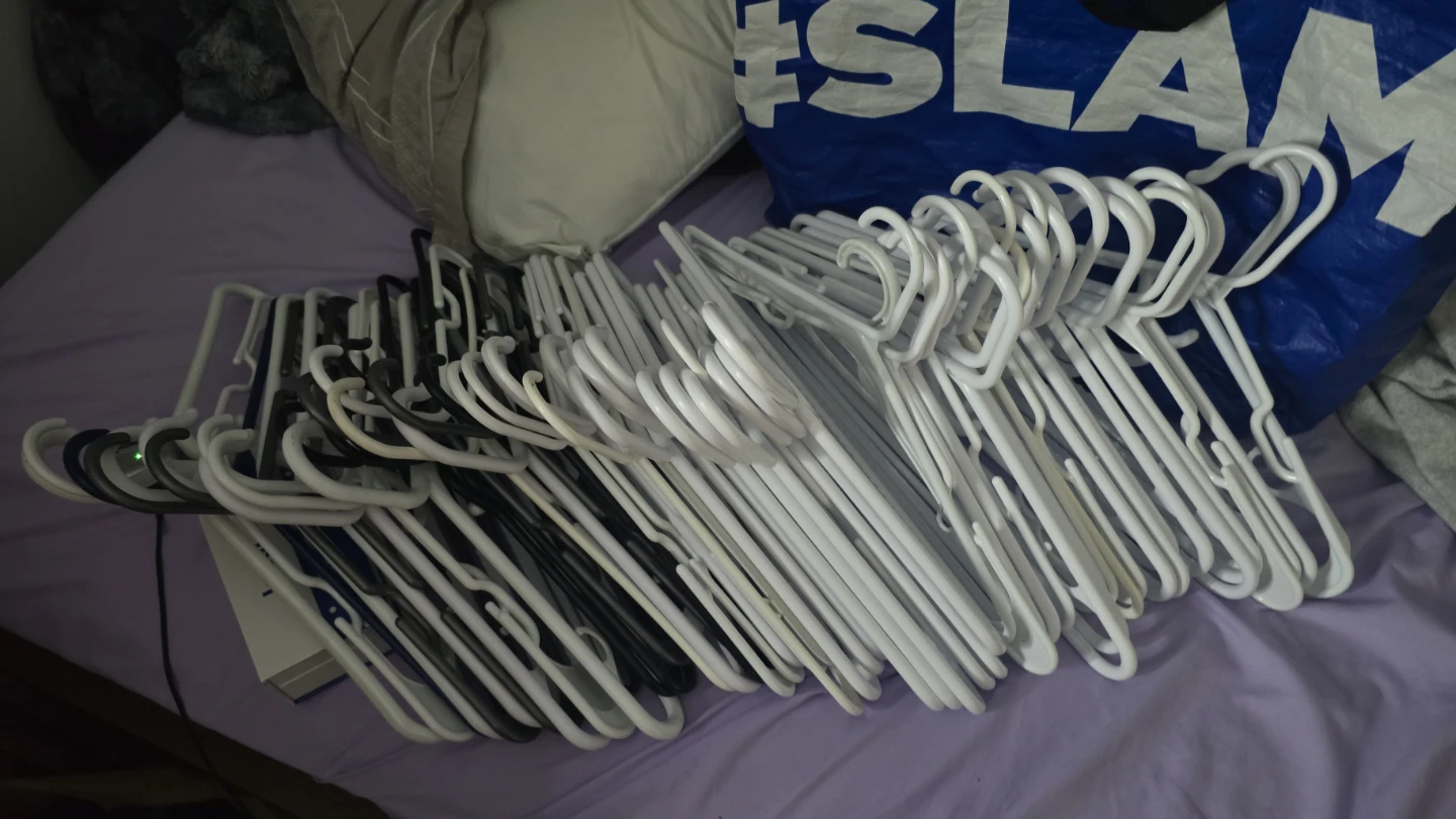 70 piezas Bundle of White and Black Plastic Clothes Hangers