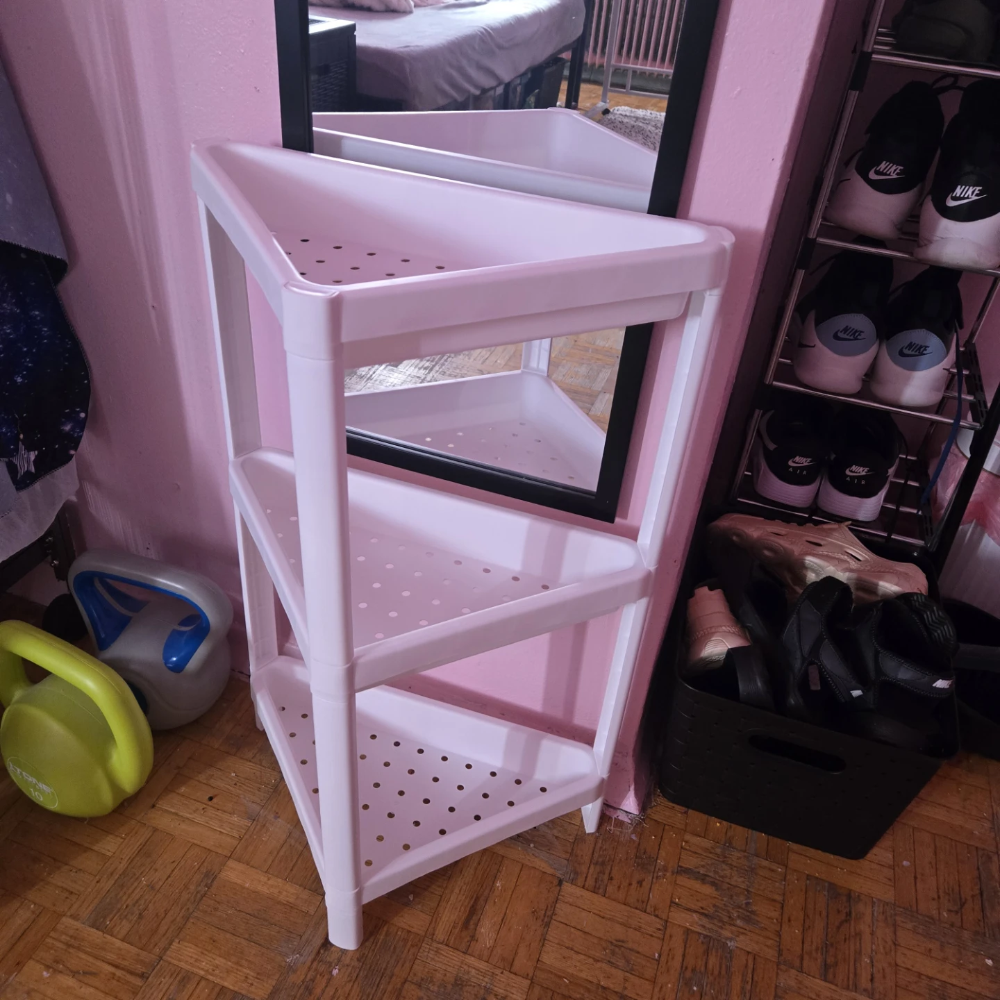 Corner shelf .