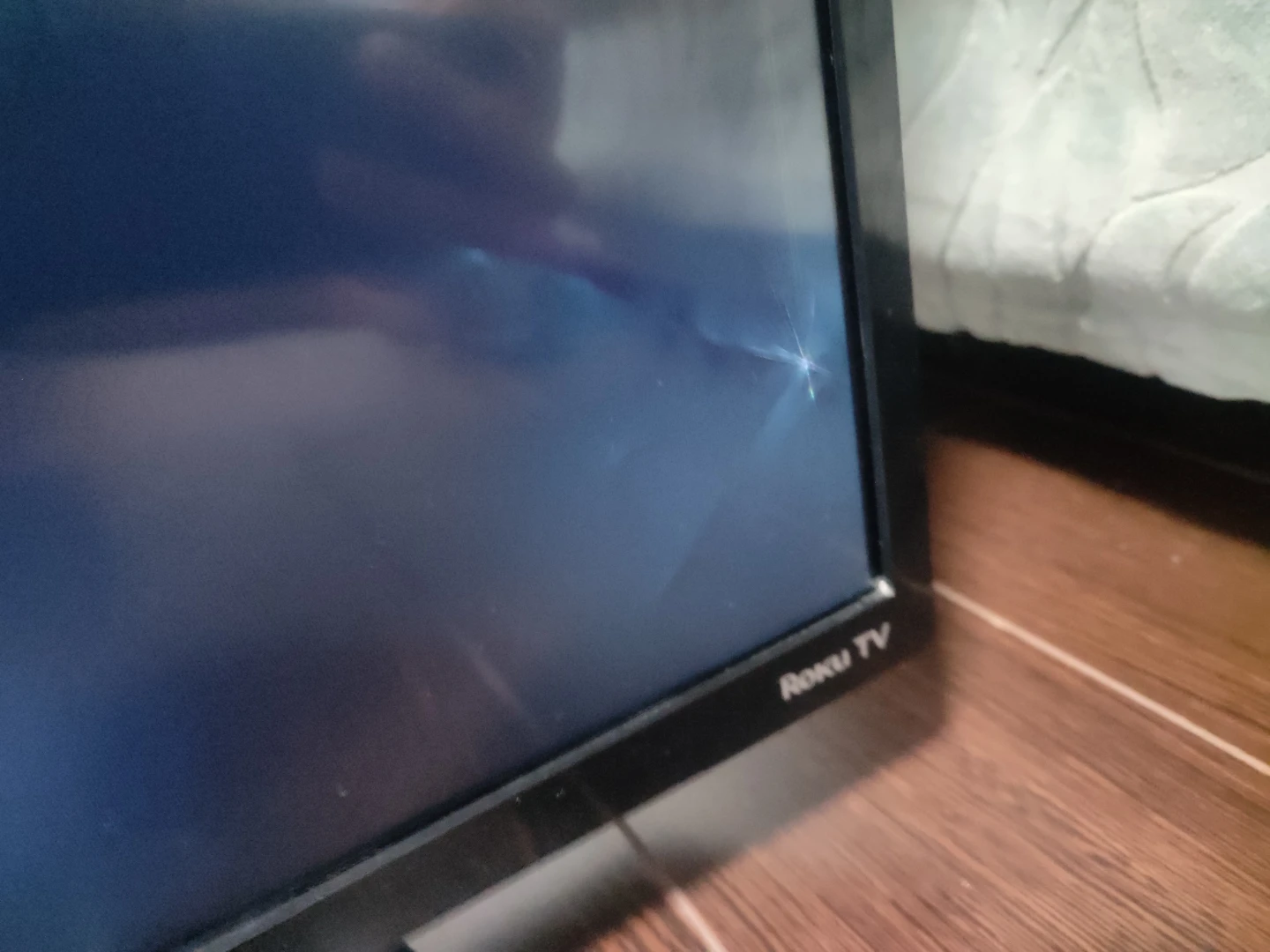 Broken screen -Sanyo 43” 1080p Roku Smart TV, FW43R48FC - photo 5