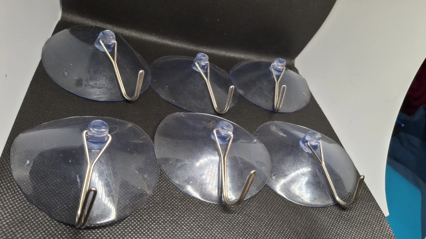 Six suction cups with metal hook 🏆