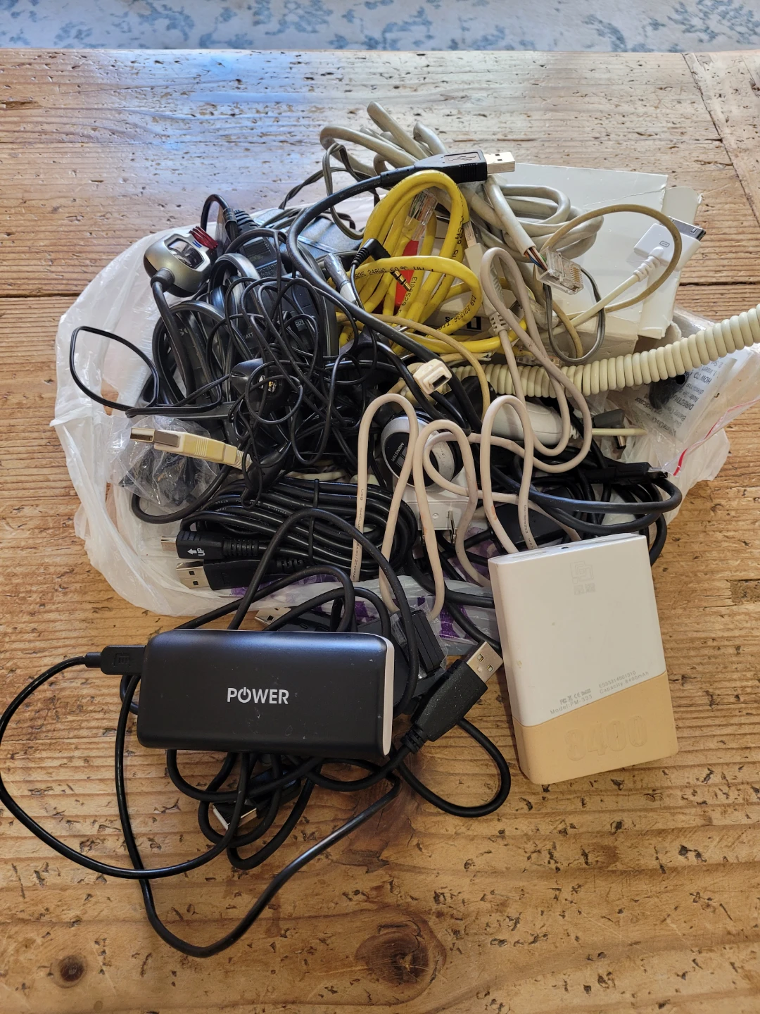 Free power packs, USB cables, Emergency Flashlight Screwdriver - photo 2