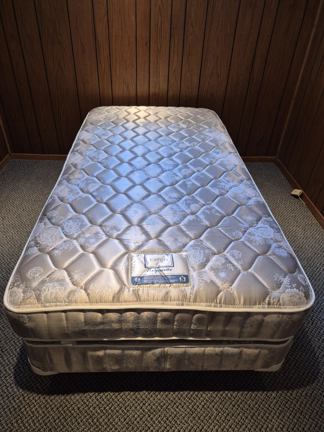 FREE Bed: Twin size, Simmons High Quality Pocket Coil Springs - photo 3