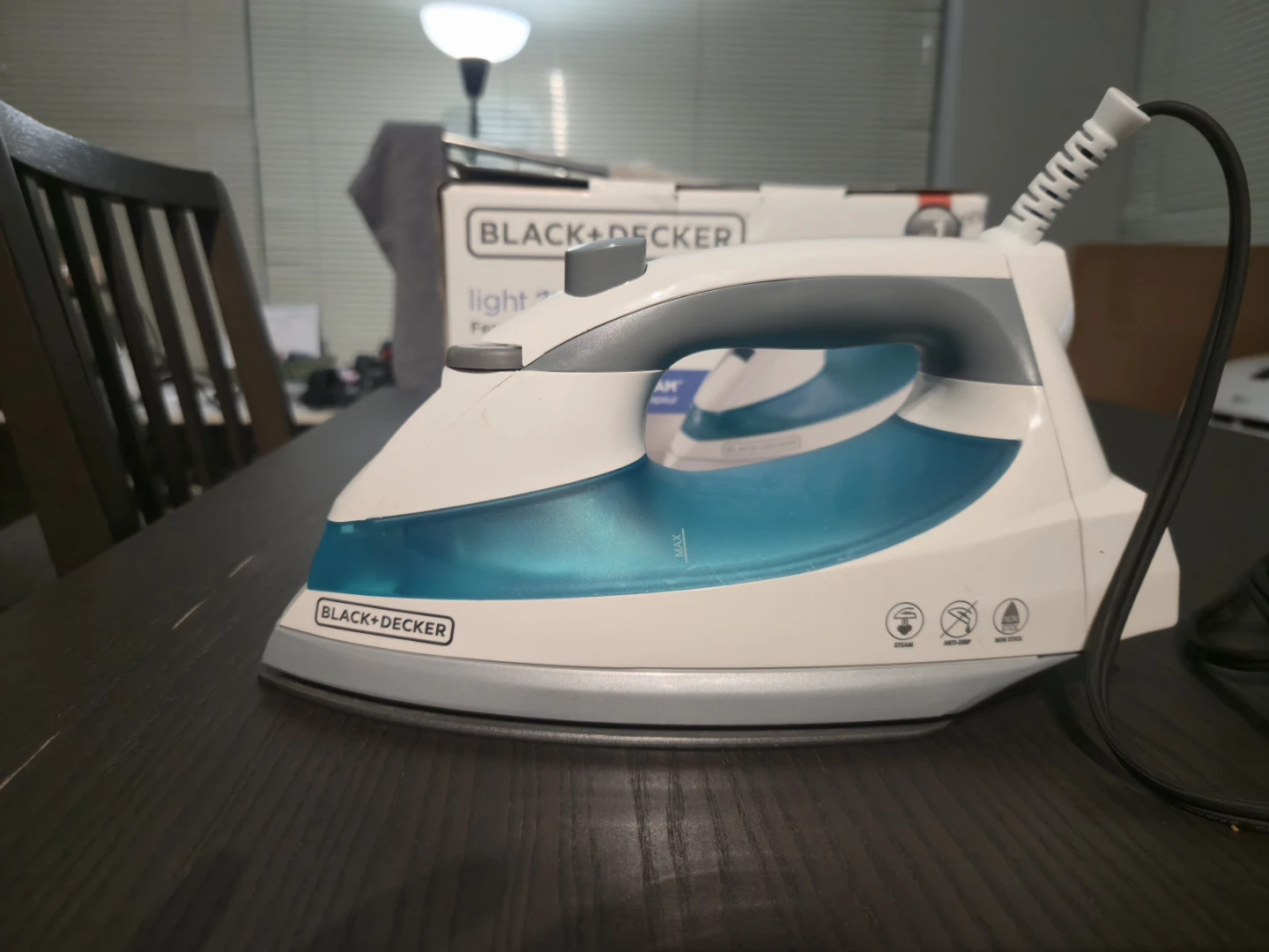 Black+Decker Light 'n Easy Steam Iron - photo 2
