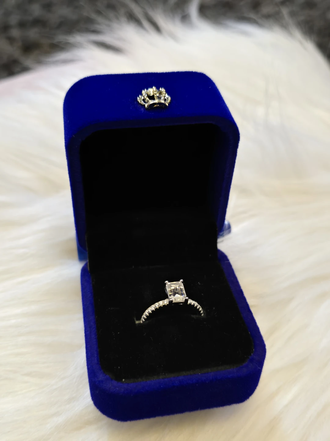 1.0carat Emerald Cut Moissanite Diamond Ring - photo 3