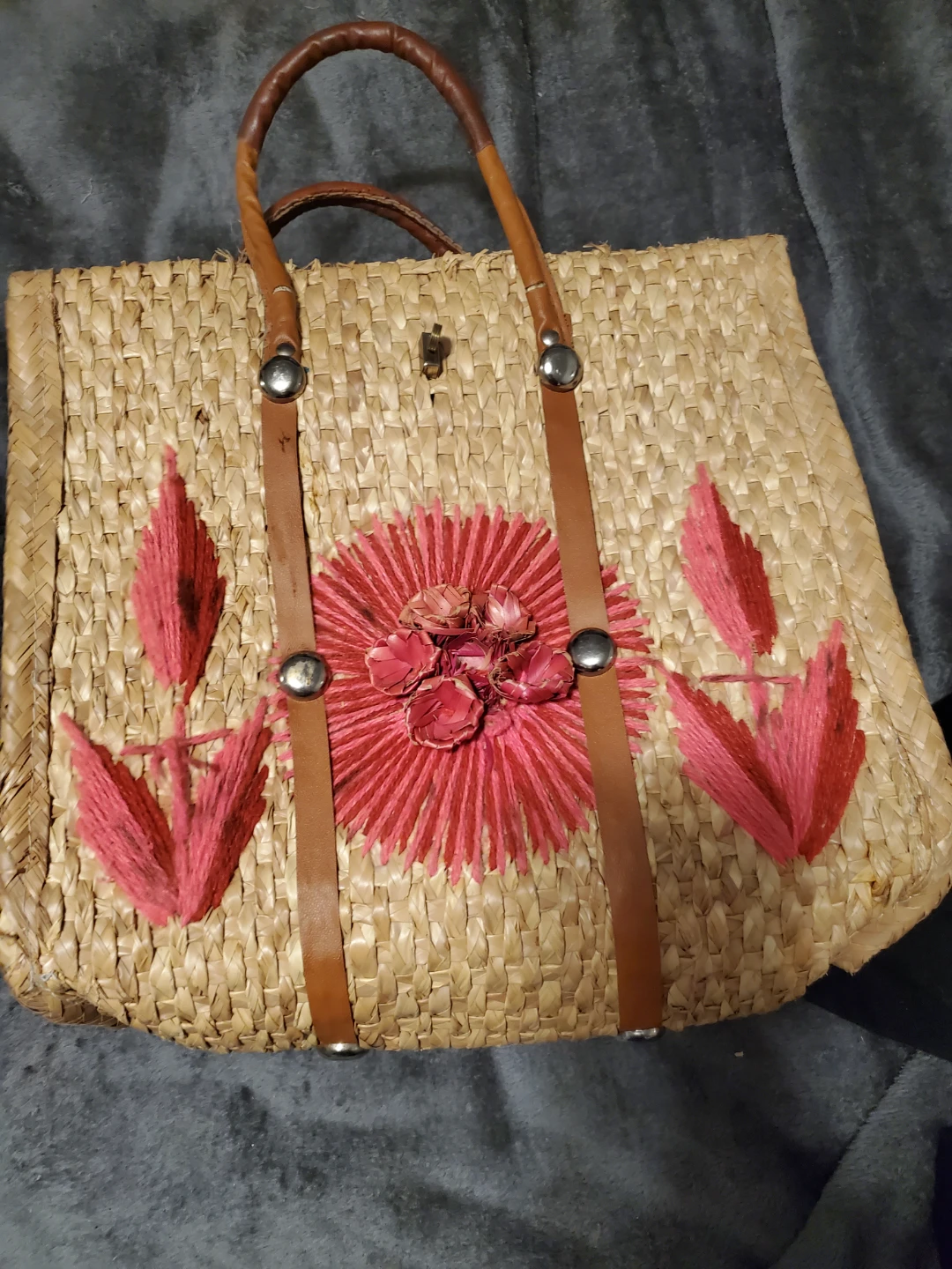 Woven straw purse with floral detail - photo 2