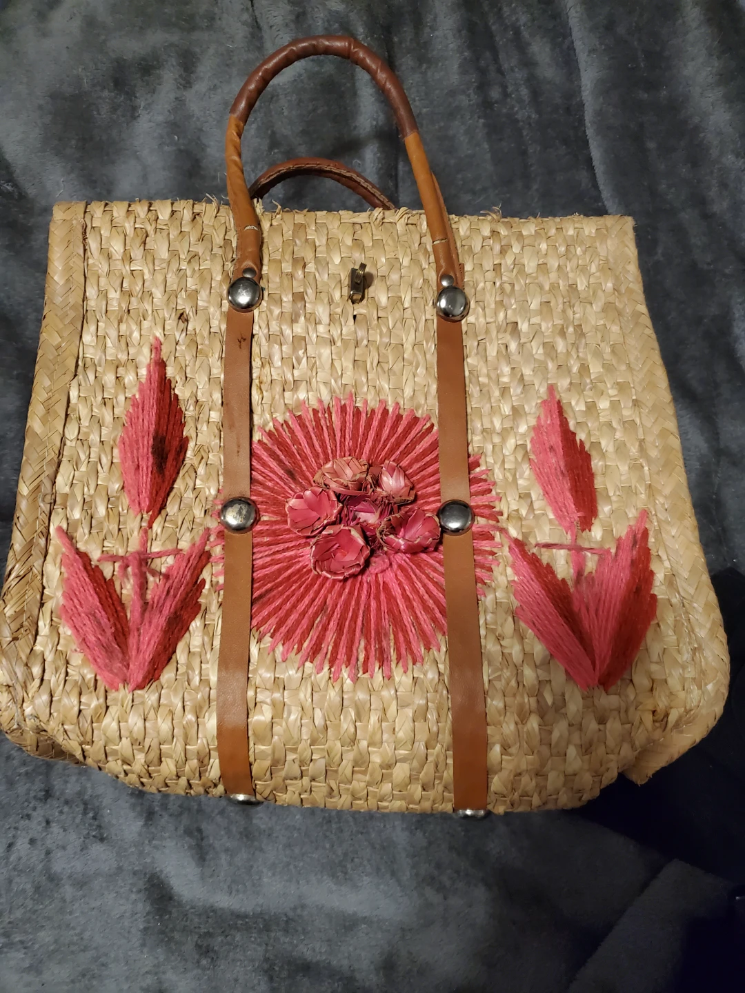 Woven straw purse with floral detail - photo 3