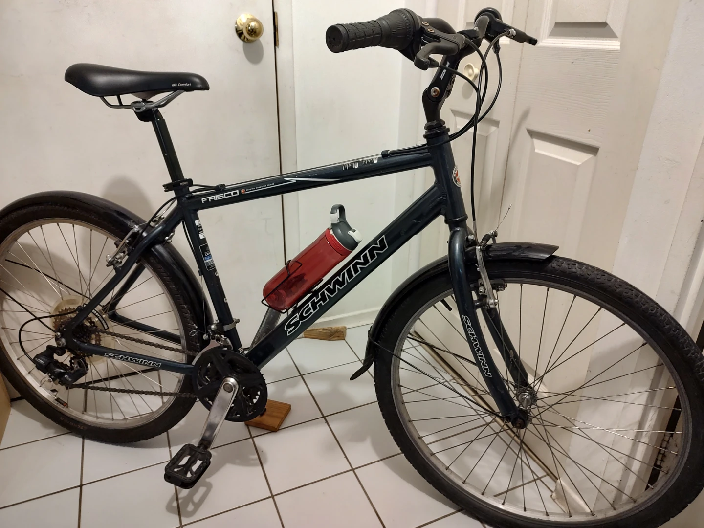 Aluminum frame Schwinn Frisco, Shimano components, 26" wheels