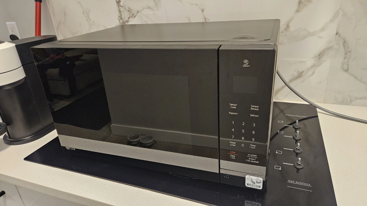LG Microwave Oven Model 1590B 1.5 Cu. Ft.