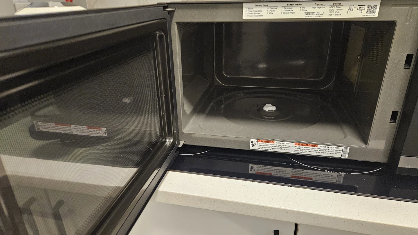 LG Microwave Oven Model 1590B 1.5 Cu. Ft. - photo 2