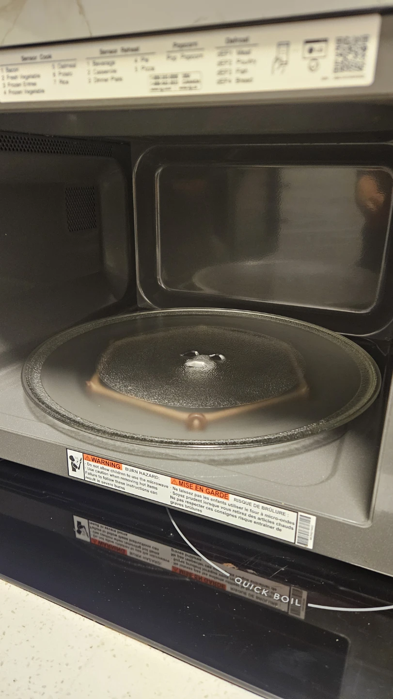 LG Microwave Oven Model 1590B 1.5 Cu. Ft. - photo 3