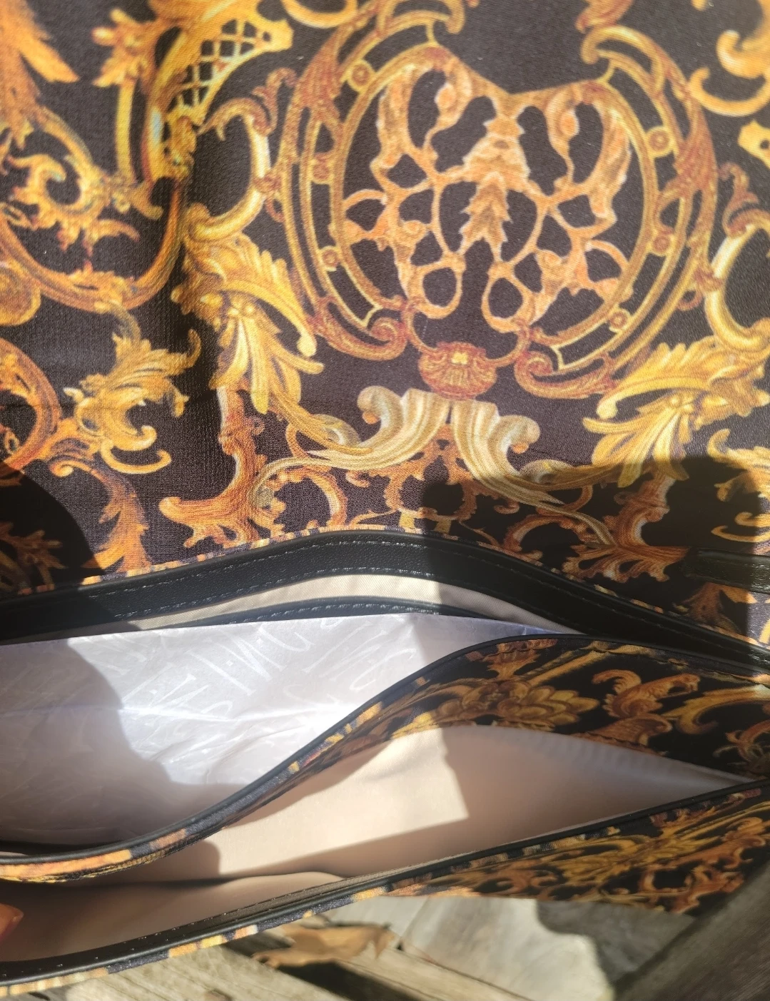 Clutch purse with ornate gold and black pattern - photo 5