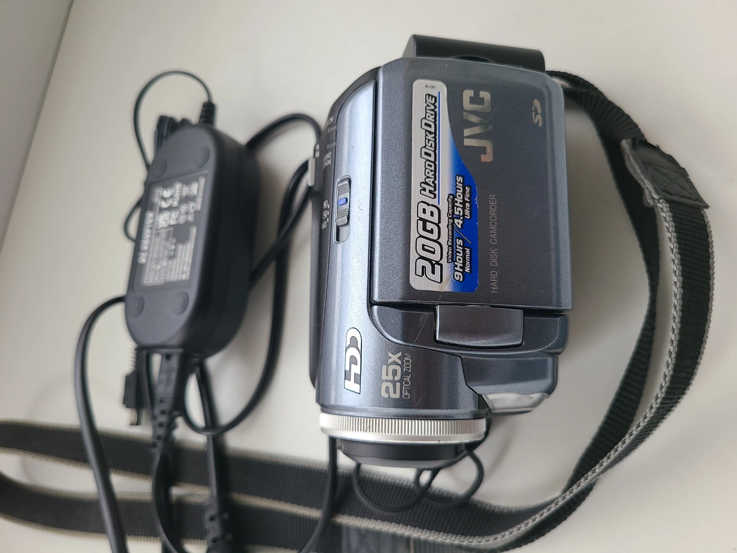 JVC Camcorder 20GB 25x Zoom – NEW Battery – Works Great - photo 2