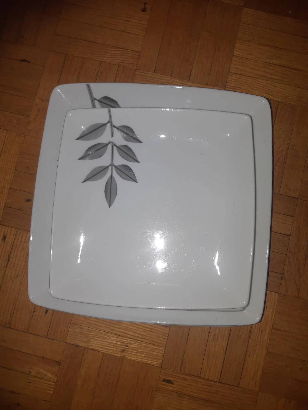 🥕 Bryant Park White Square Plates with Leaf Design Set