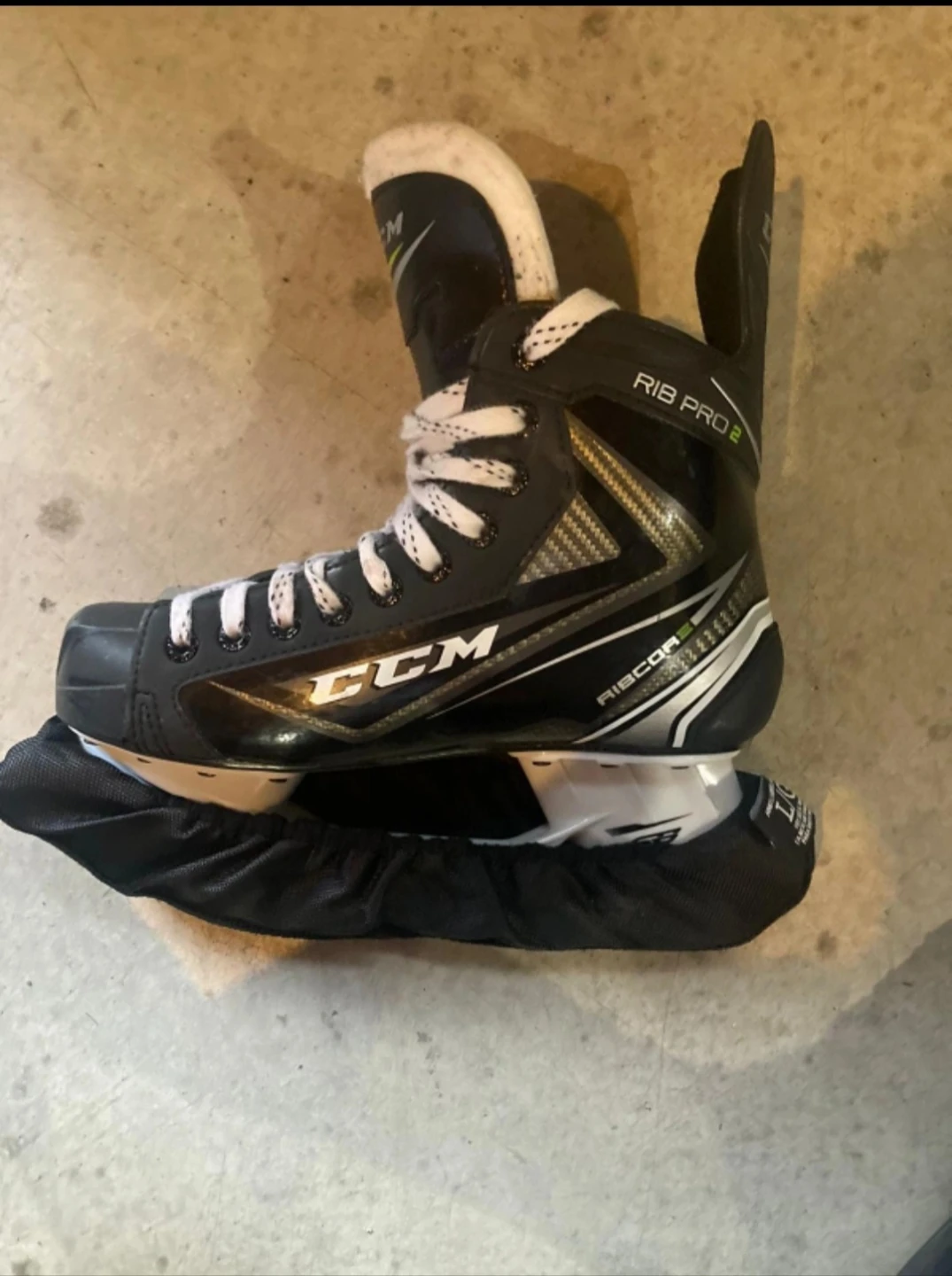 CCM Ribcor 2 Hockey Skates - Size 4🥕