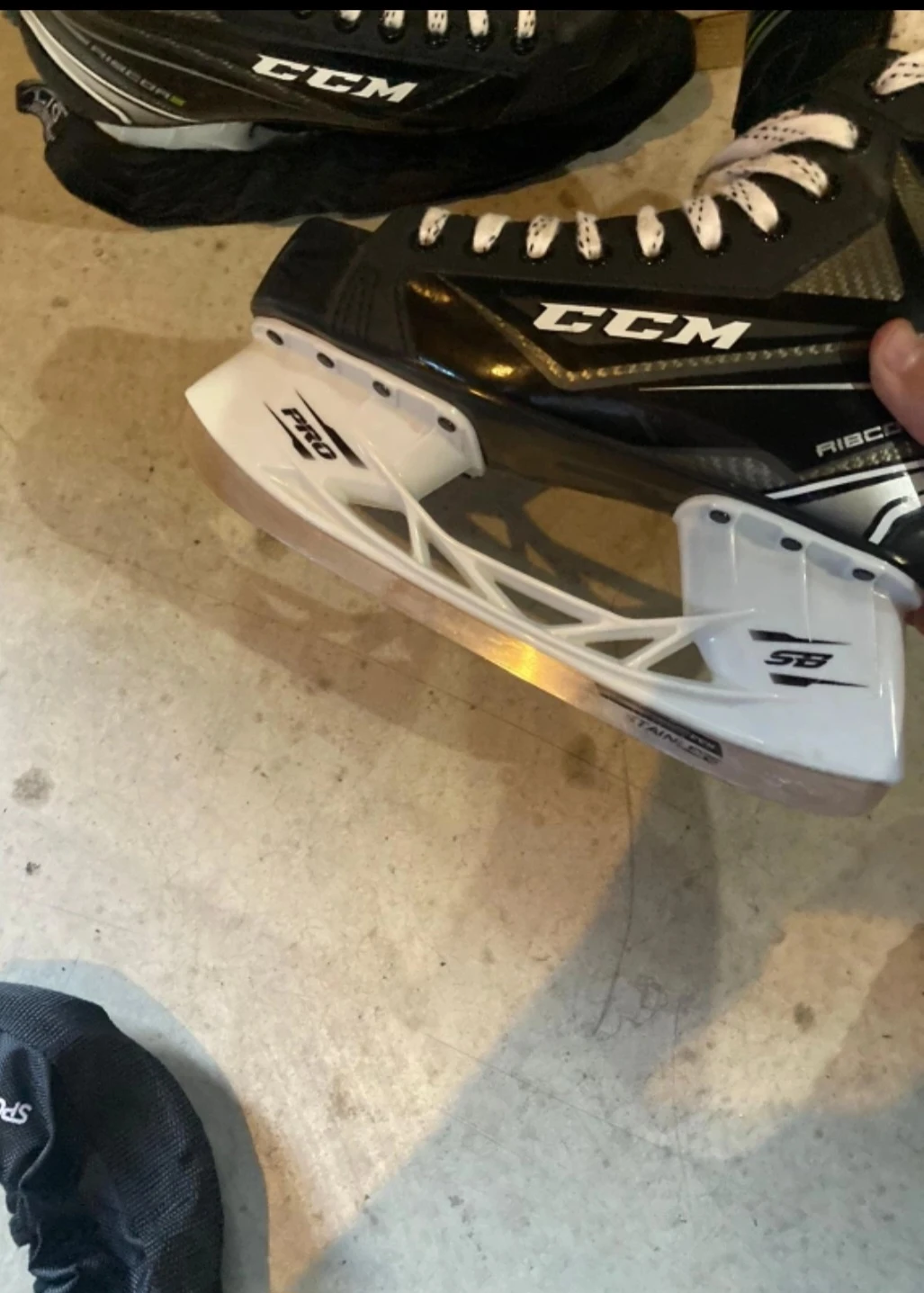 CCM Ribcor 2 Hockey Skates - Size 4🥕 - photo 3