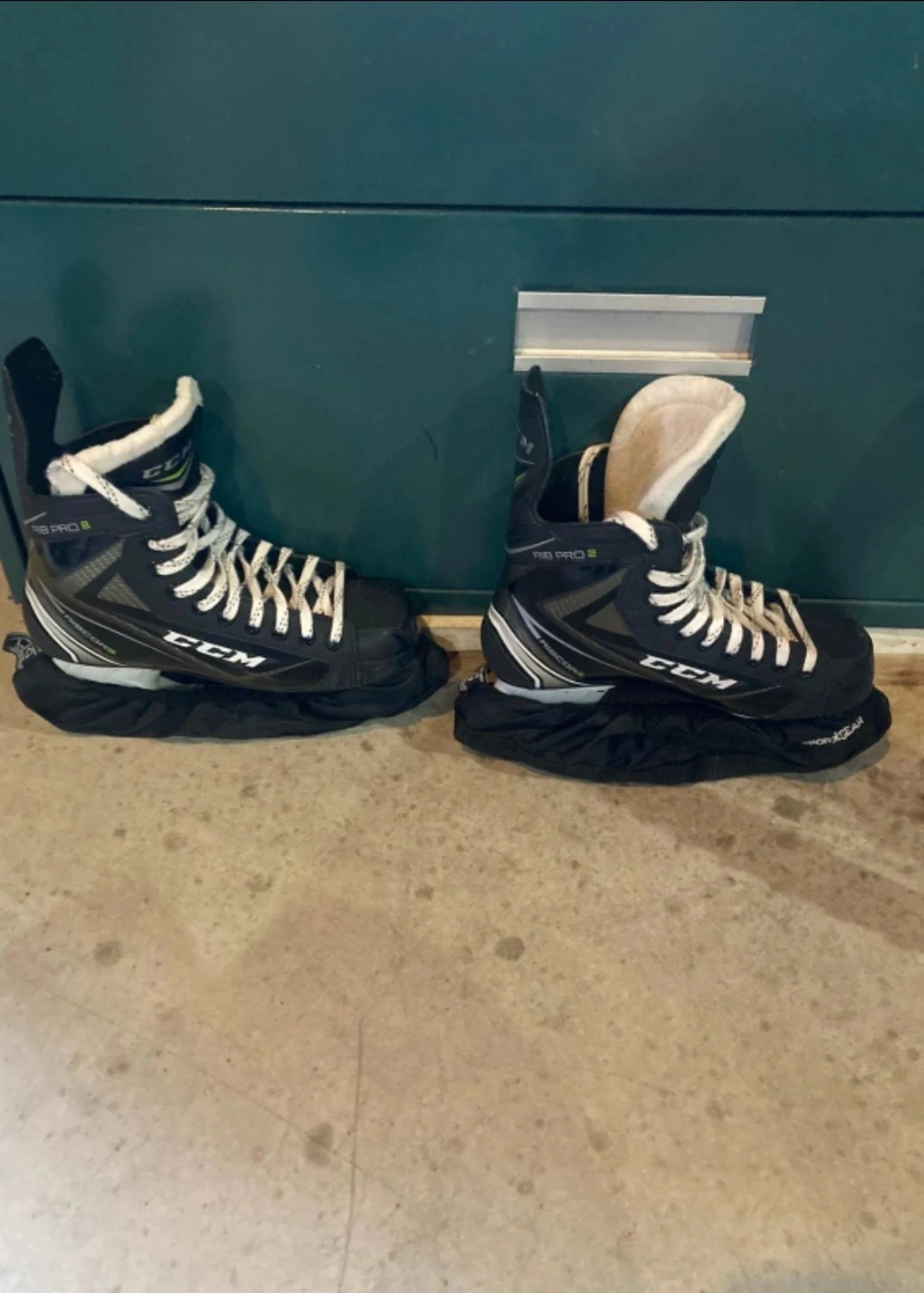 CCM Ribcor 2 Hockey Skates - Size 4🥕 - photo 4
