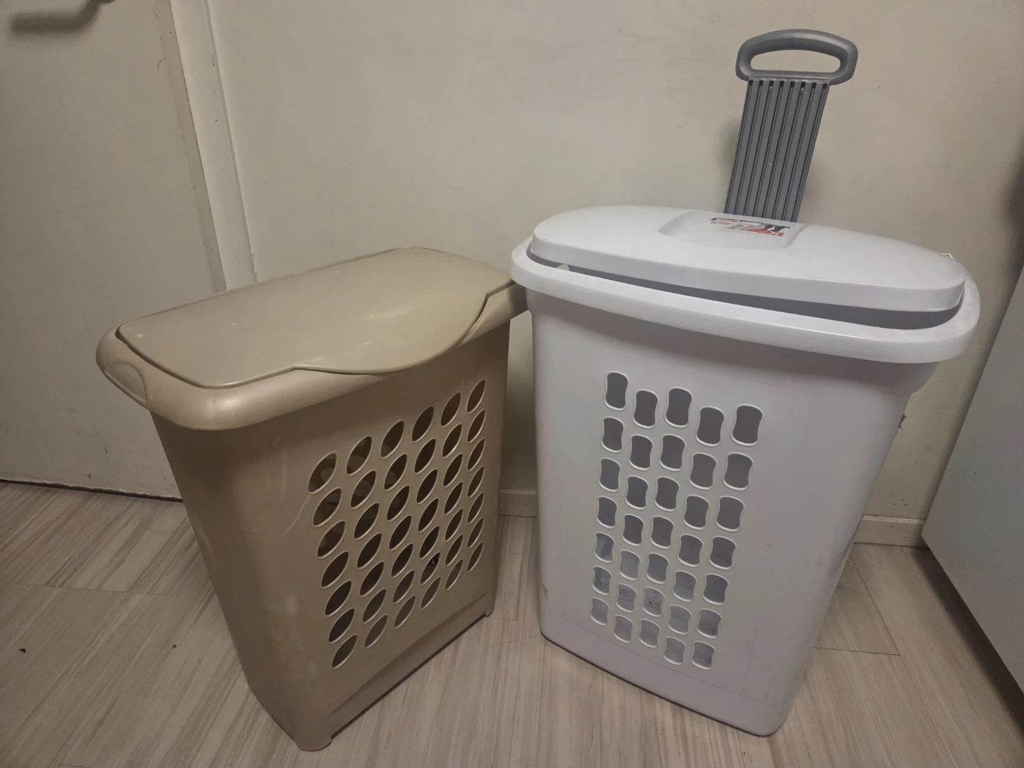 Two laundry baskets with lids - photo 3