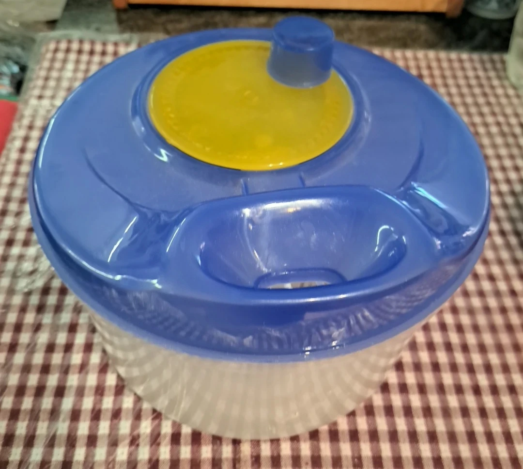 Salad Spinner with Easy-to-Spin Knob