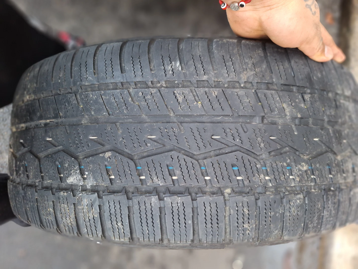 225/50R17 98V Tires with Black Rims