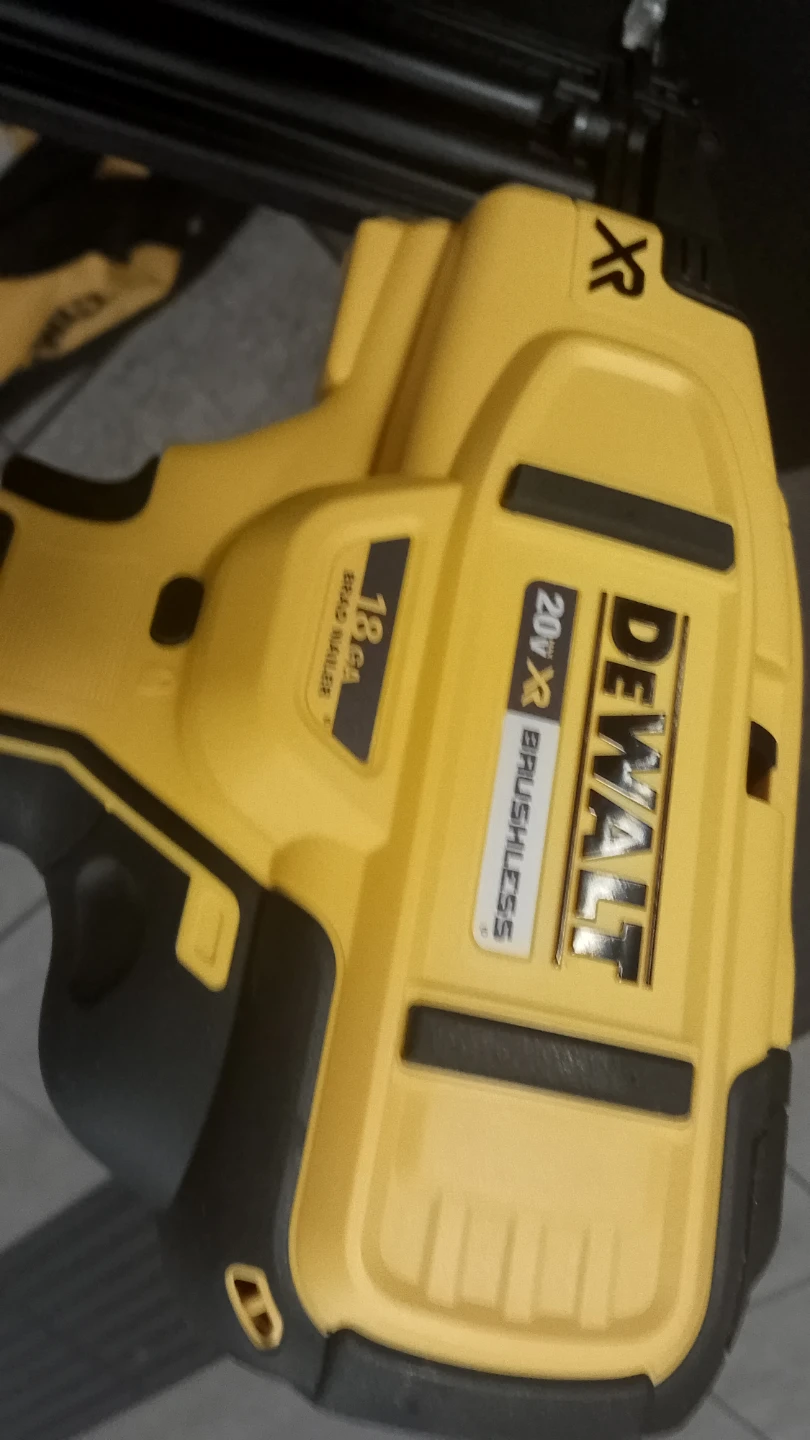 DEWALT DCB680 18-Gauge Brushless Cordless Brad Nailer