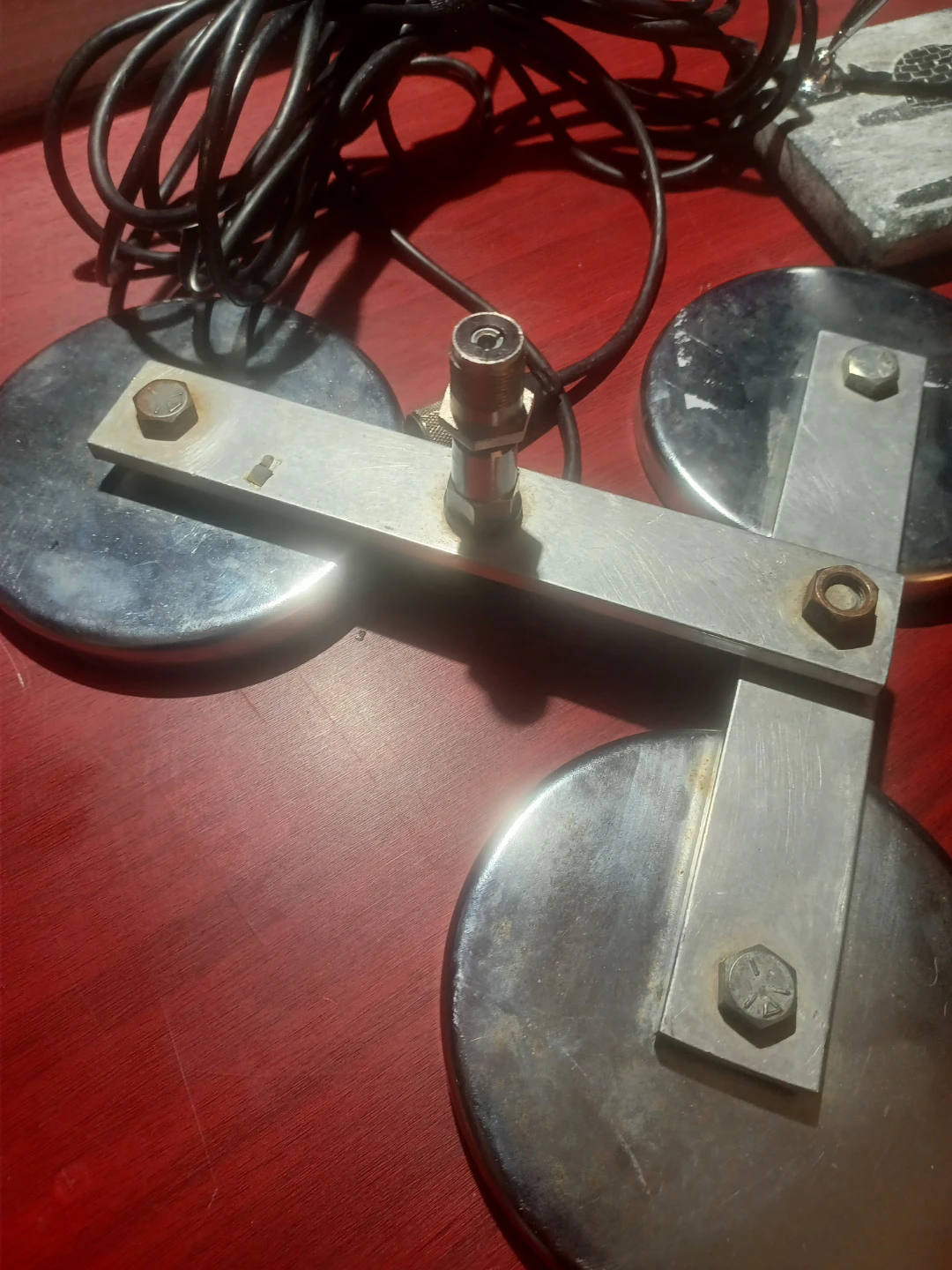 Tri -magnetic antenna mount