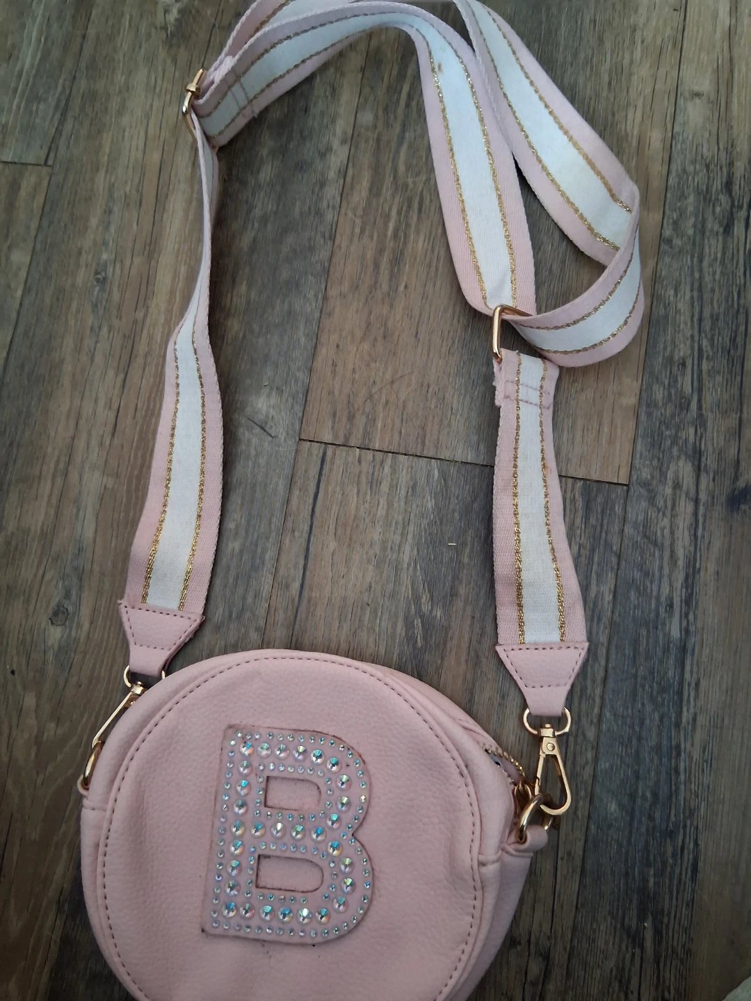 Pink crossbody bag with 'B' embellishment