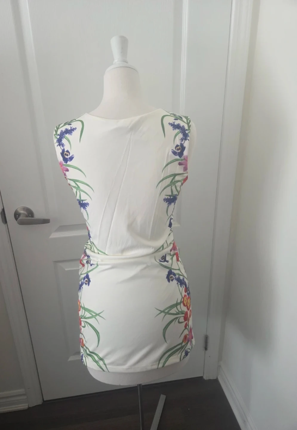 White sleeveless dress with floral print - photo 4