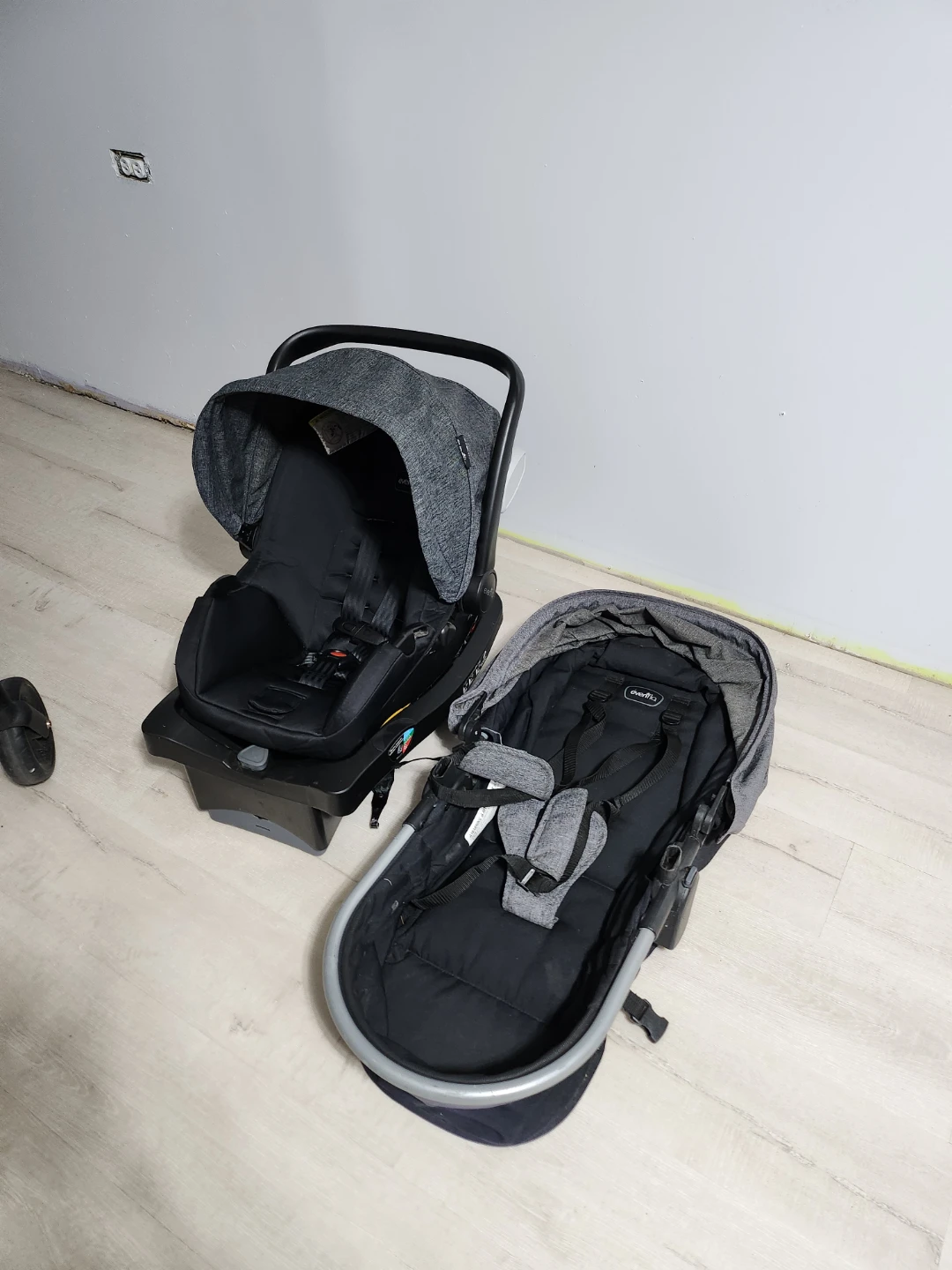 Evenflo Pivot Travel System with Car Seat & Stroller - photo 2