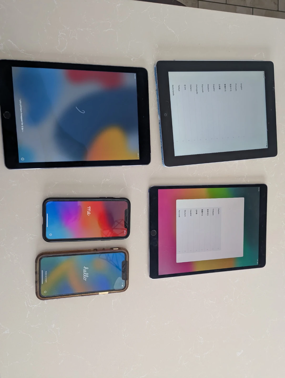 iPhone 13 on bell, iPhone XS on Rogers, 3 iPads