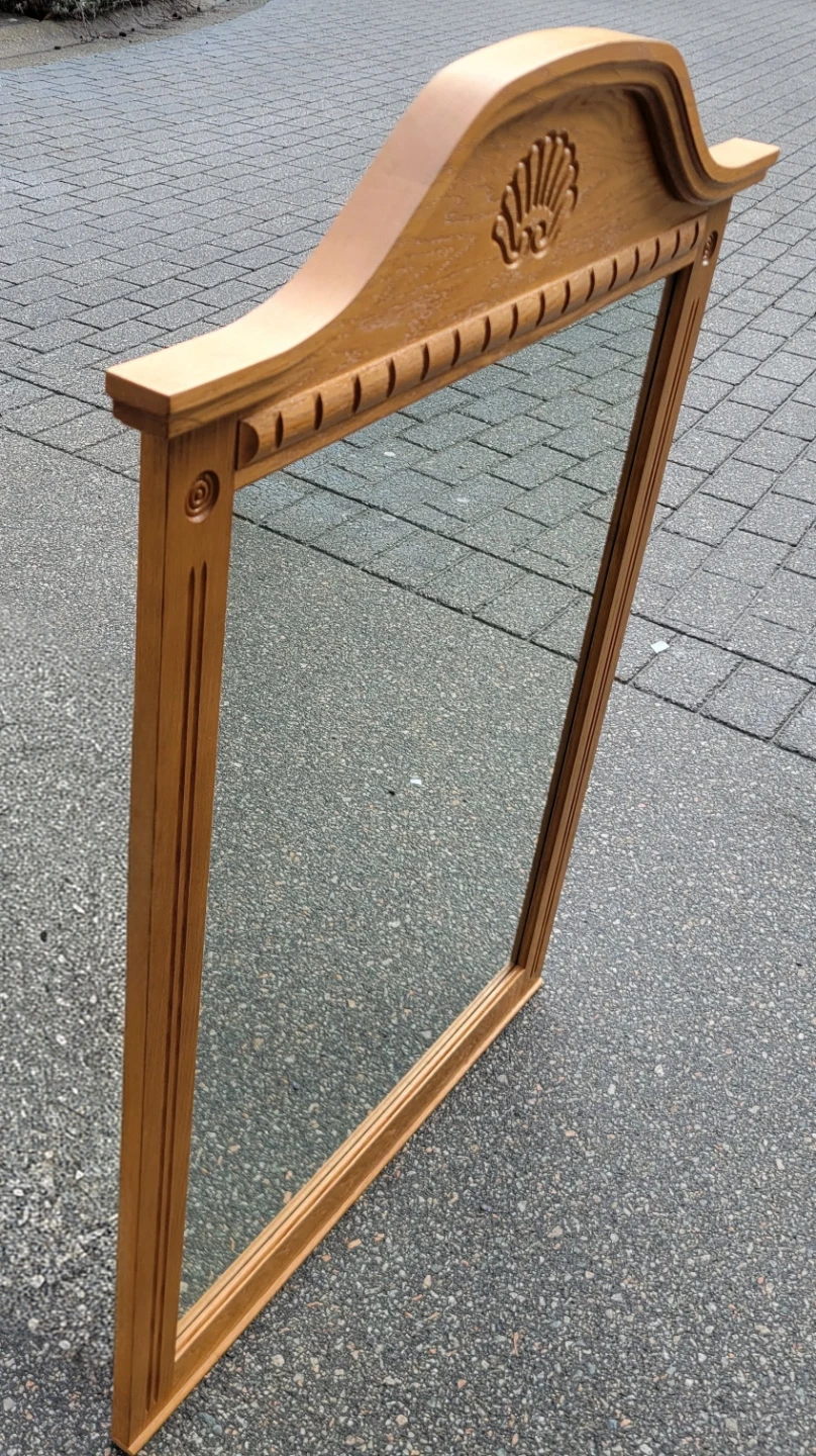 Beautiful Oak Wood Mirror with Carved Shell Detail. 32" x 44" - photo 4